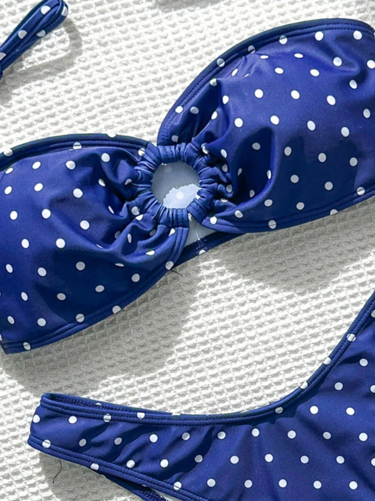 bikini à point noir et bleu