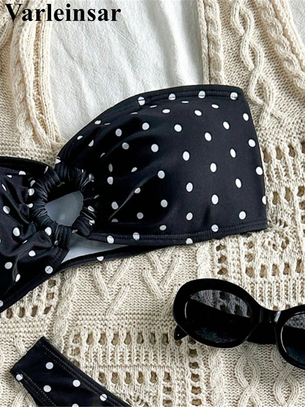 bikini à point noir et bleu