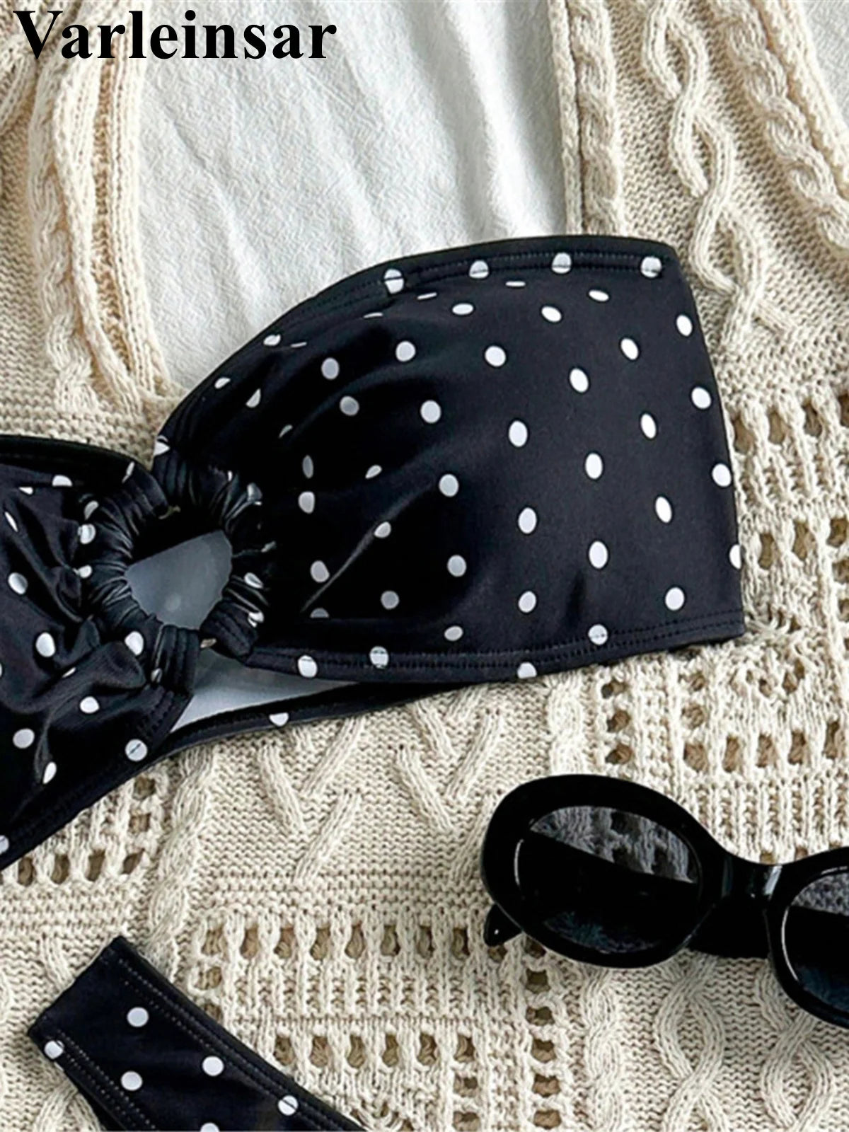 bikini à point noir et bleu