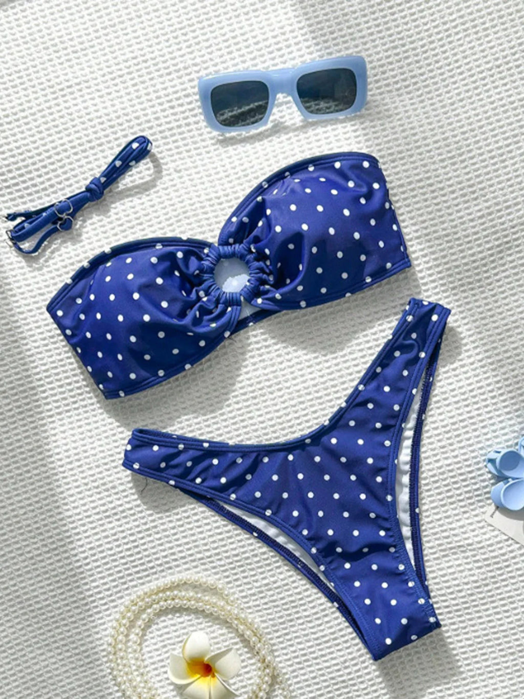 bikini à point noir et bleu