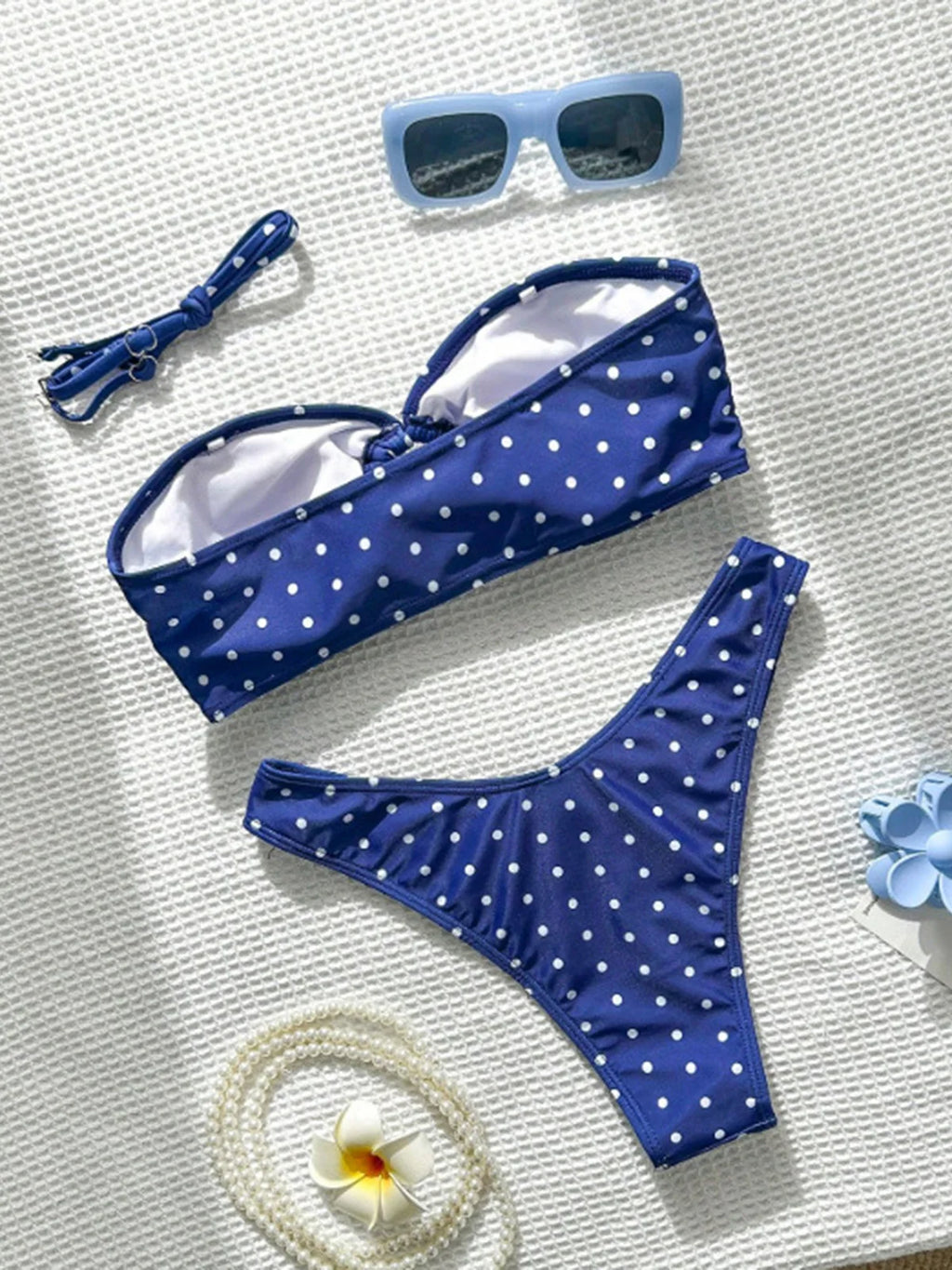 bikini à point noir et bleu
